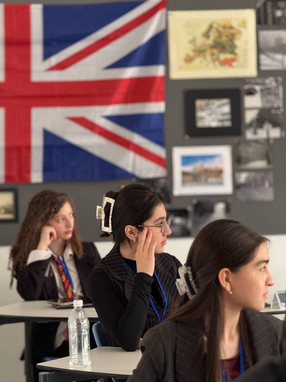 Ingliz tili darsi — sinf devorida Buyuk Britaniya bayrog'i va Yevropa xaritasi